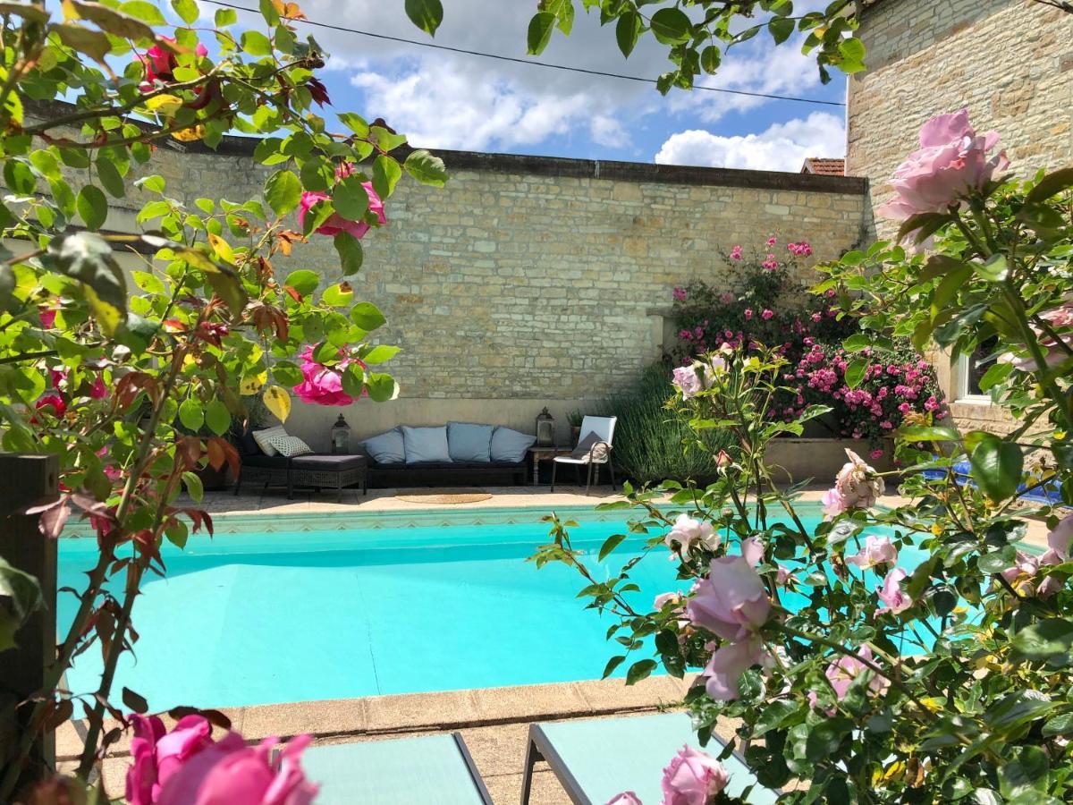 La Cour Des Delices Bed & Breakfast Gigny  Exterior photo