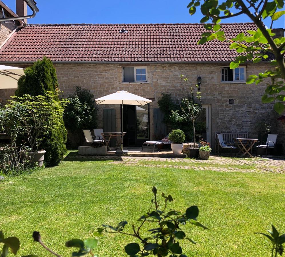 La Cour Des Delices Bed & Breakfast Gigny  Exterior photo