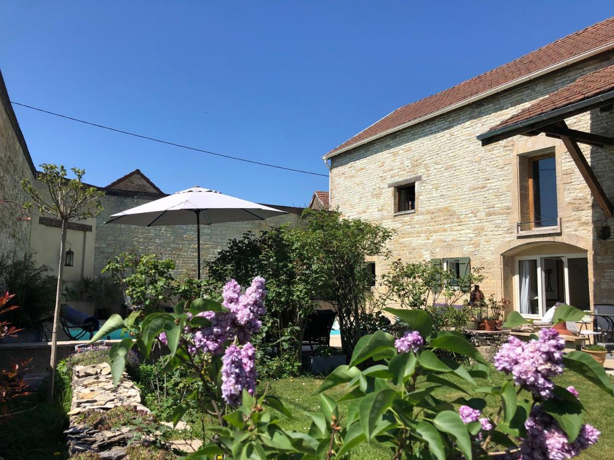 La Cour Des Delices Bed & Breakfast Gigny  Exterior photo