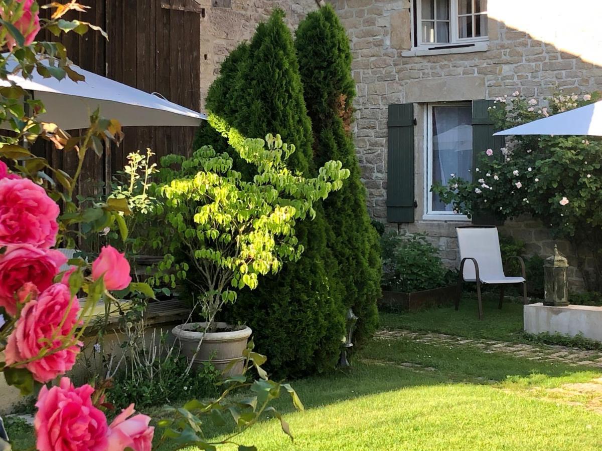 La Cour Des Delices Bed & Breakfast Gigny  Exterior photo
