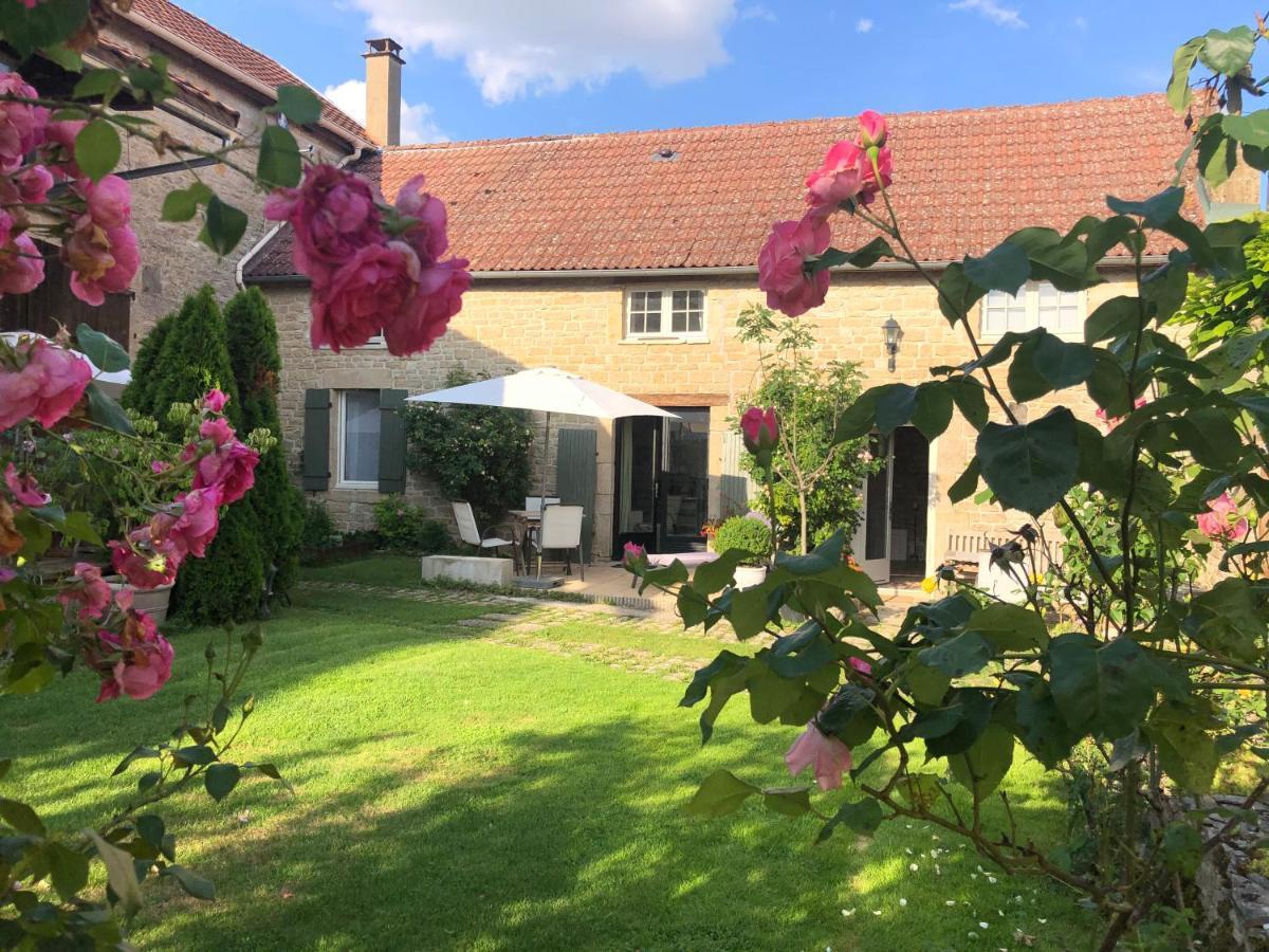 La Cour Des Delices Bed & Breakfast Gigny  Exterior photo