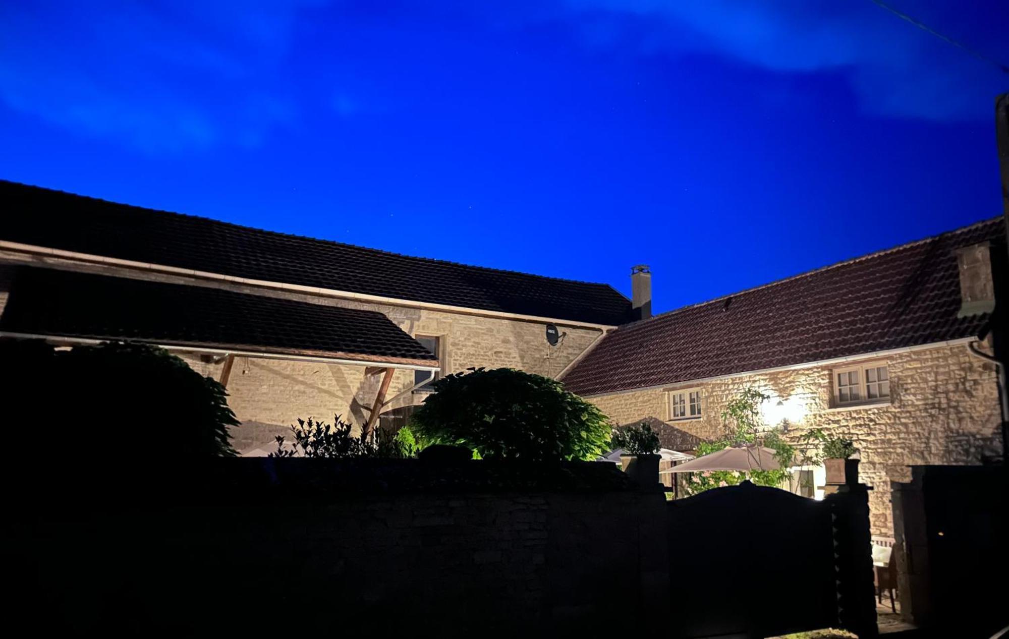 La Cour Des Delices Bed & Breakfast Gigny  Exterior photo