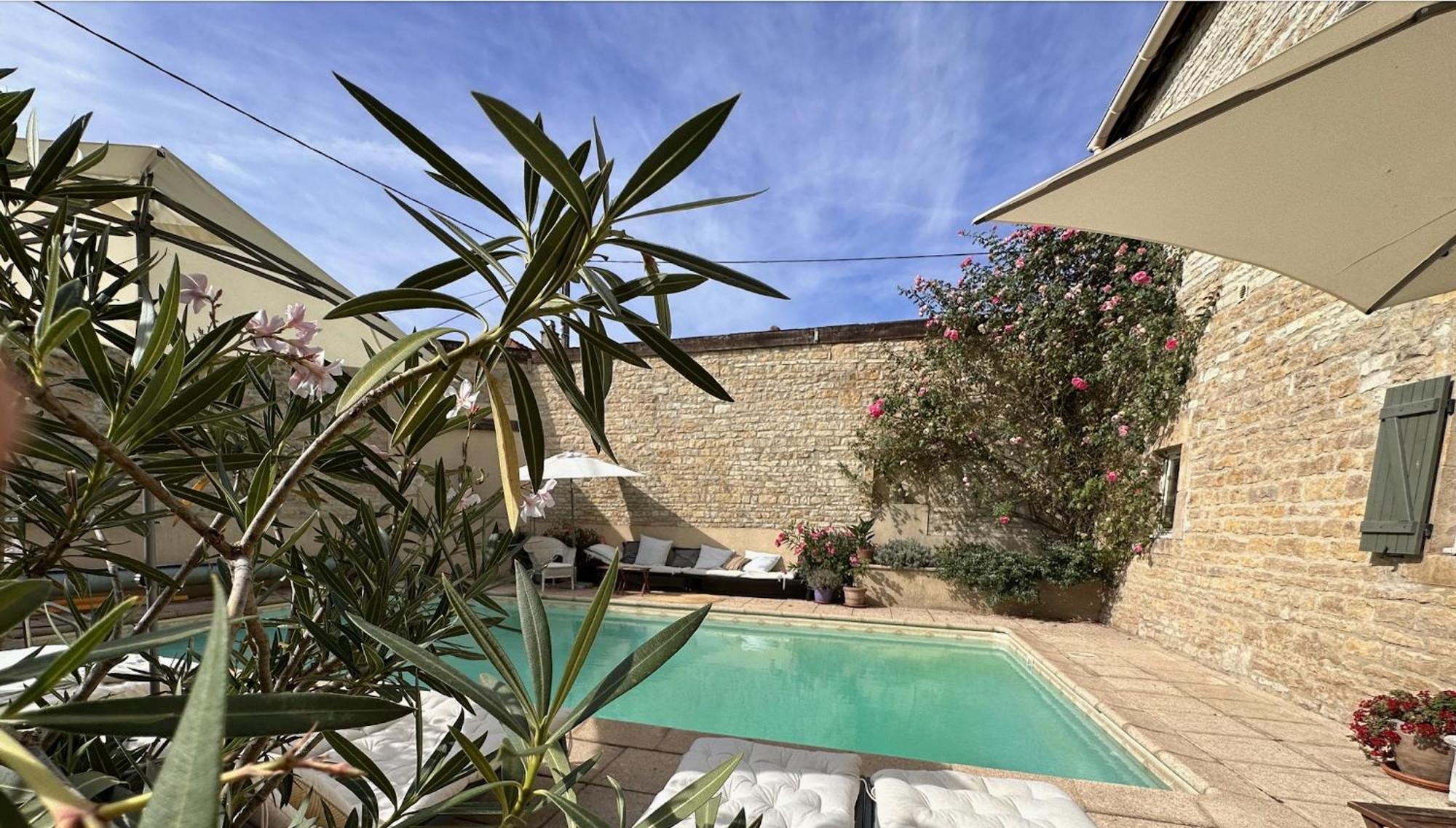 La Cour Des Delices Bed & Breakfast Gigny  Exterior photo