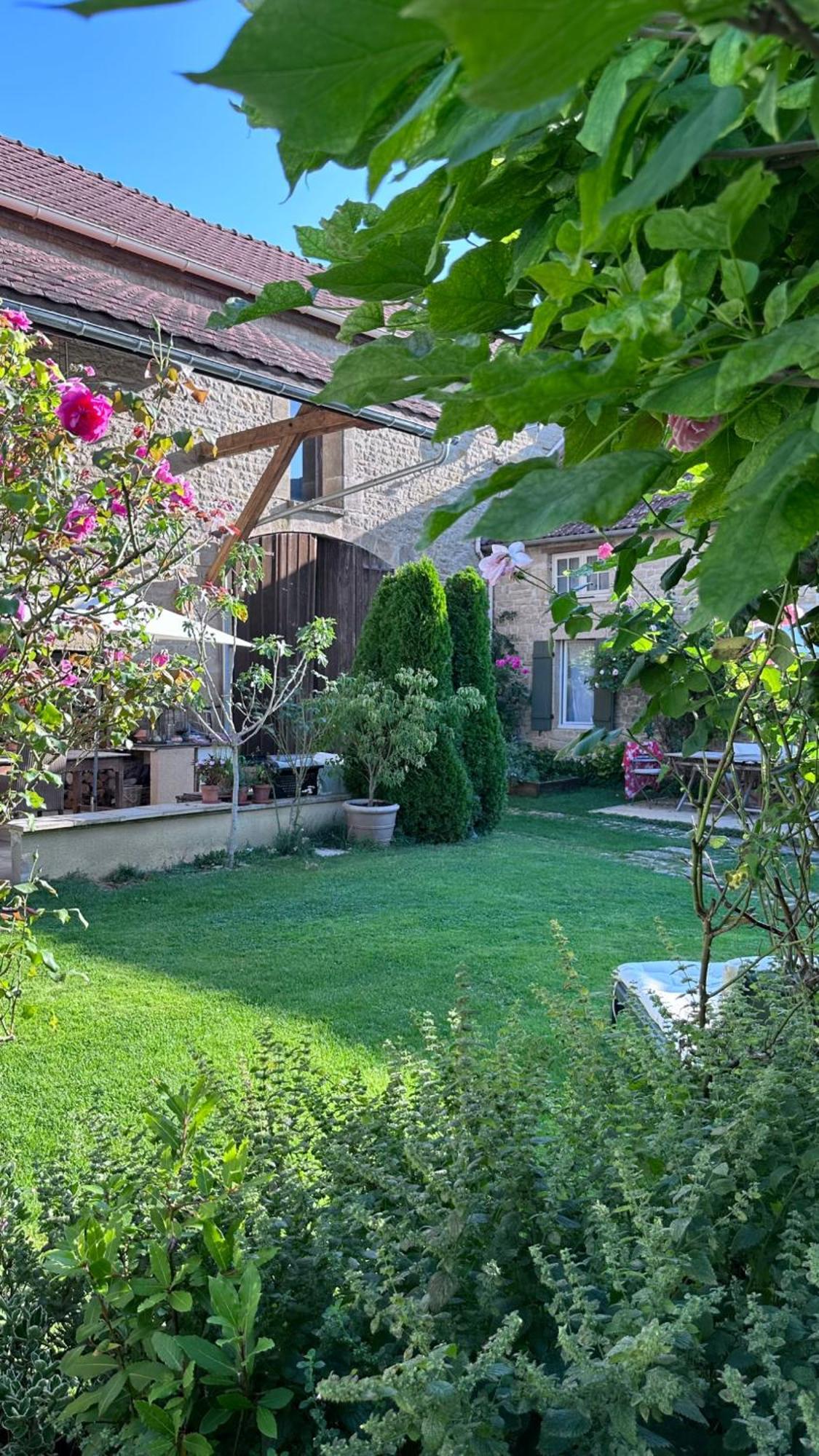 La Cour Des Delices Bed & Breakfast Gigny  Exterior photo