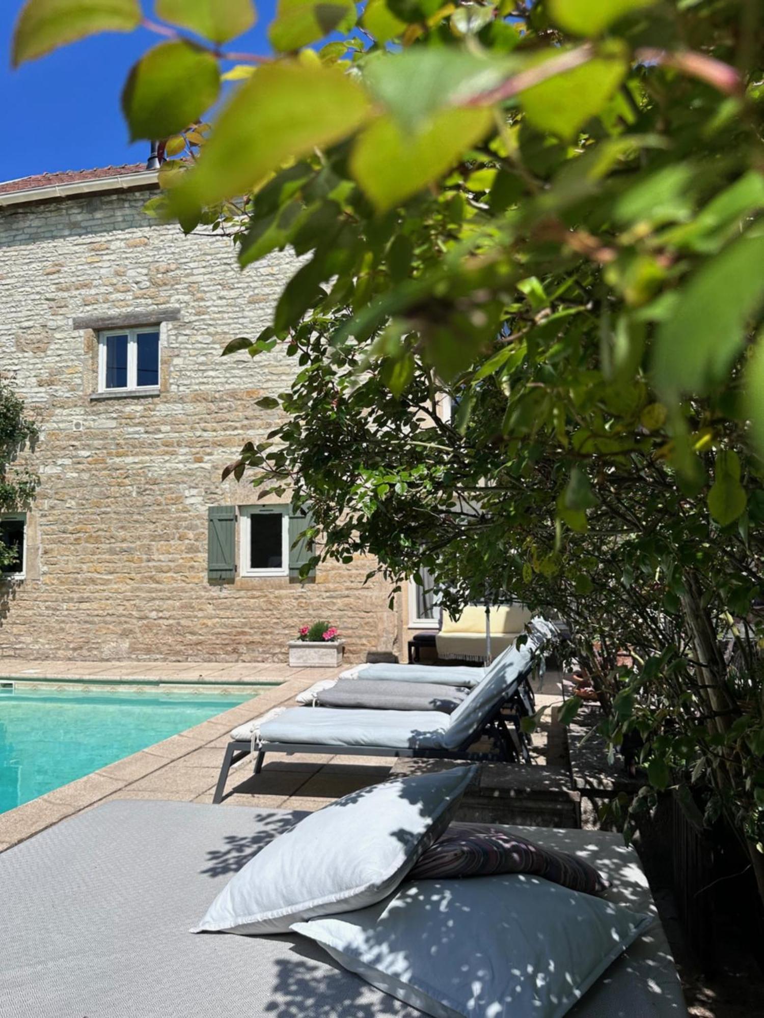La Cour Des Delices Bed & Breakfast Gigny  Exterior photo