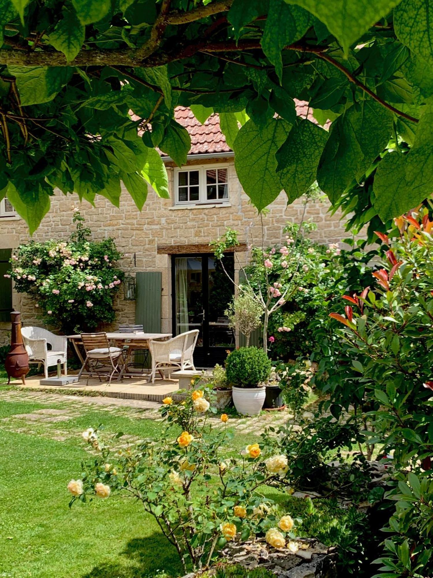 La Cour Des Delices Bed & Breakfast Gigny  Exterior photo